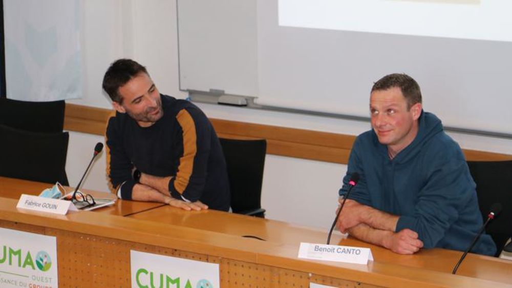 Fabrice Gouin et Benoît Canto (de gauche à droite), adhérents de Cuma, ont témoigné lors de l’assemblée générale de la FRCuma Ouest. © I. Lejas
